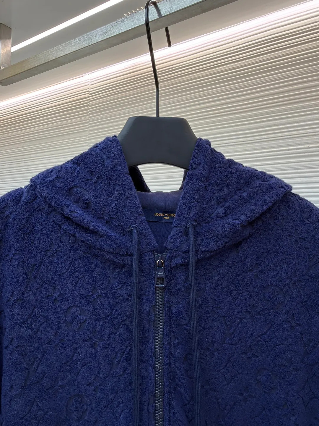 LOUIS VUITTON full-print terry zipper jacket ●Original version: Purchased and developed by 15127 ●Item No.: 1681419-B05 ●Fabric: Soft cotton blended terry luxury chiffon fabric ●Technology: Three-dimensional relief jacquard production ●Color: blue ●Version: Fitted version ●Weight: about 905 grams ●Size: S-M-L-XL ●Description: Custom-dyed soft cotton blended terry luxury terry fabric with clear texture, plump and lazy, comfortable and close to the skin, with navy blue as the main tone, as calm and profound as the deep sea, full-width Monogram embossing makes a stunning appearance, derived from the brand's profound cultural heritage, dark grain weaving, velvet feeling becomes poetry, quietly emerging with a looming attitude, fully recognizable, interpreting unparalleled fashion style, publicity in restraint, sophistication in casualness Make every touch a ceremonial experience, the three-dimensional relief jacquard technique uses a high-density electronic jacquard machine to achieve the Monogram three-dimensional effect through the "positive and negative layer weaving method". Apply heat pressure to the fabric locally through a customized mold to hot-melt the fibers in specific areas. Permanently shape the relief outline and position the cutting bed with infrared rays to achieve precise positioning of the material through infrared emitters and infrared receivers. The accuracy can reach the micron level. This meets Monogram's high-precision cutting, the overall routing is straight and delicate, the fabric is comfortable and soft, and the color is consistent without color difference. It can be matched with the same style to create a fashionable look and control various occasions. Customized accessories, complete with three standards, same style for men and women!